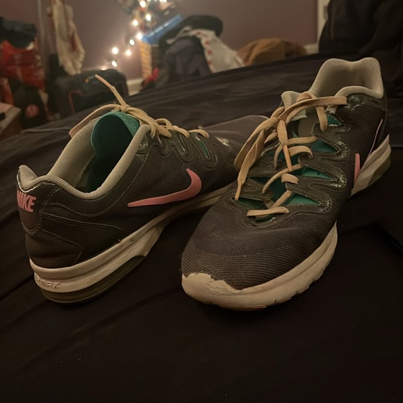 Lightly worn Nike tennis shoes - Picture 6 of 6